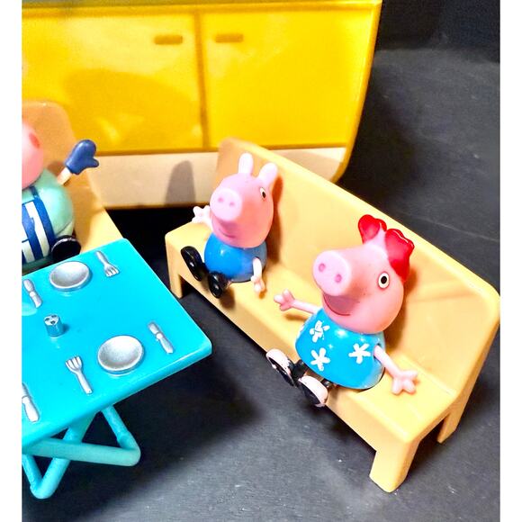 Peppa Pig Family Camper van vehicle 4 figures 2 seats table - Picture 2 of 9